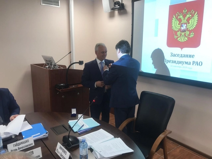 Ректор-азербайджанец награжден российской медалью в сфере образования