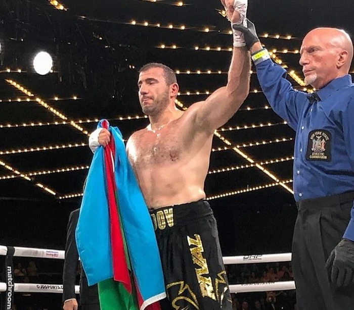 Чемпион мира Мухаммедрасул Меджидов выиграл первый бой в профессиональном боксе