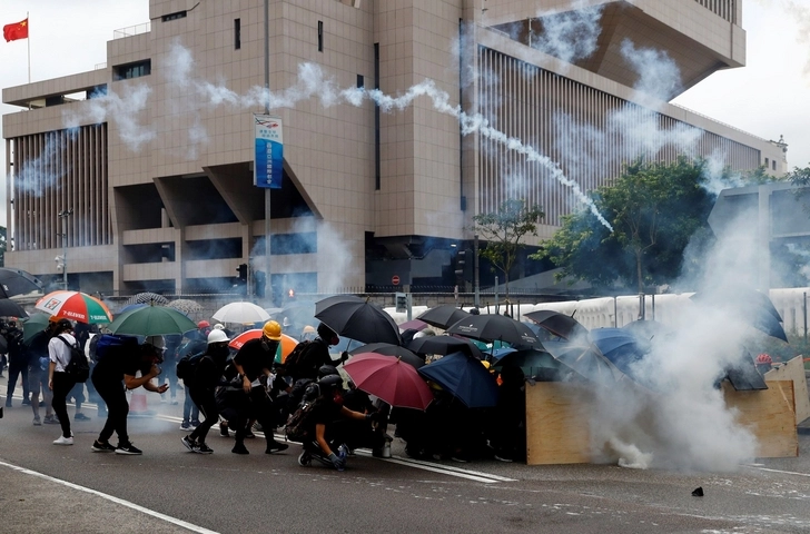 В Гонконге 25 человек пострадали на акциях протеста