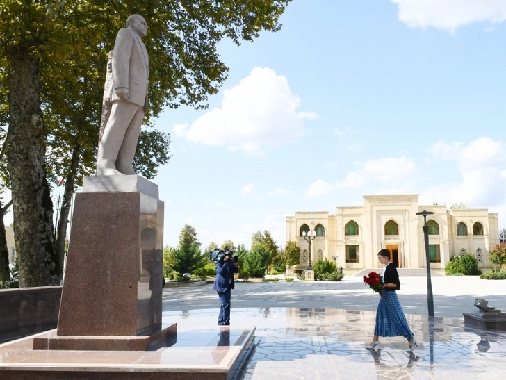 Посещение памятника великому лидеру Гейдару Алиеву в Исмаиллы - ФОТО - ОБНОВЛЕНО