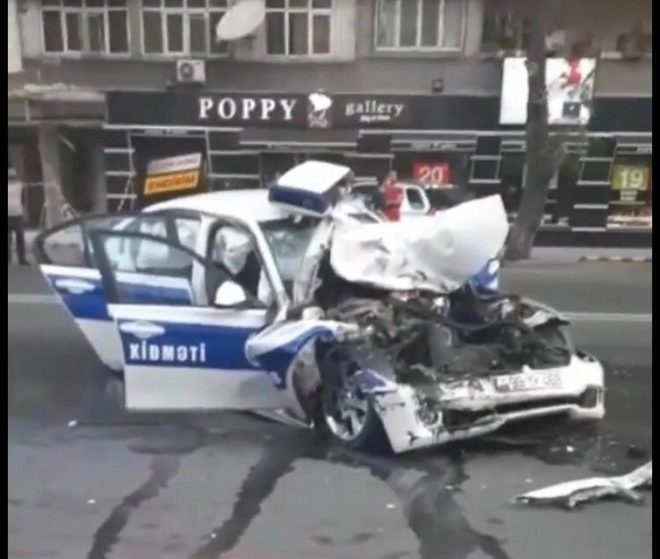 В Баку автомобиль дорожной полиции попал в аварию, есть пострадавшие - ВИДЕО