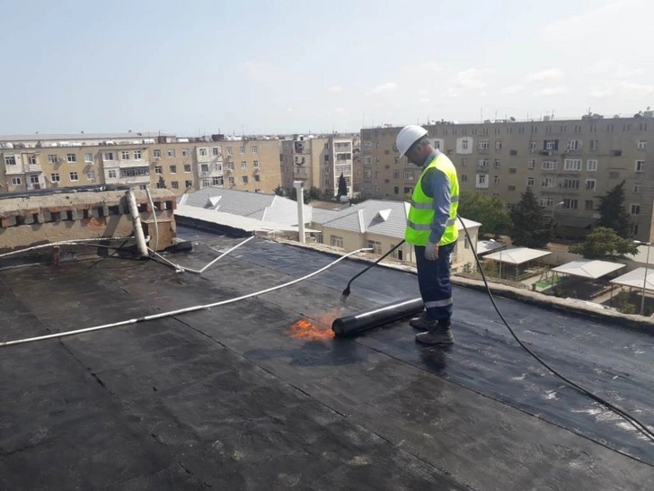 В Баку проводится ремонт кровли зданий - ФОТО
