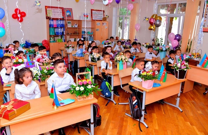 В Азербайджане продлен прием в первые классы школ