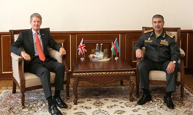 Министр обороны Азербайджана встретился с новоназначенным послом Великобритании в нашей стране