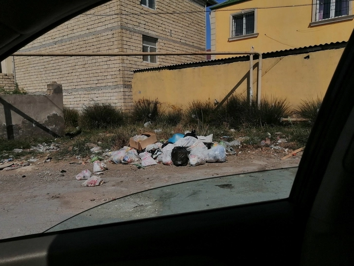 Жители Масазыра жалуются на отсутствие мусорных баков на улицах – ФОТО