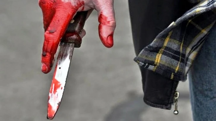 В Баку 13-летний подросток нанес 7 ножевых ударов парню, написавшему сообщение его матери