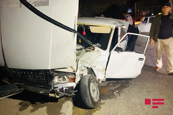 В Баку похитивший автомобиль мужчина попал в аварию – ФОТО/ВИДЕО