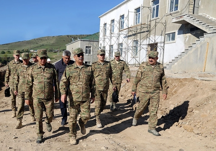 Министр обороны посетил воинские части в прифронтовой зон, в которых продолжаются строительные работы - ФОТО
