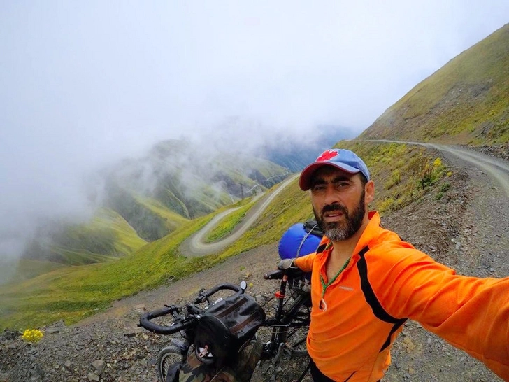 Азербайджанец на велосипеде покоряет горы Грузии - ФОТО