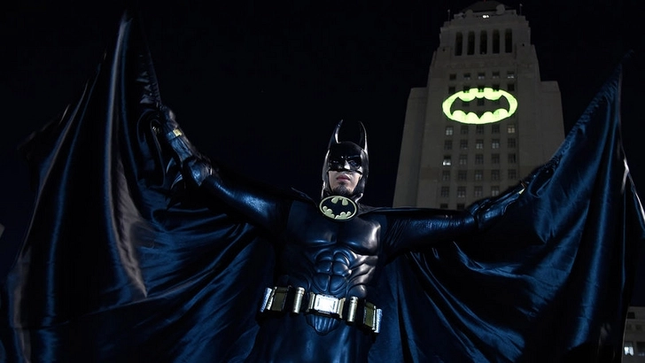 Сигнал Бэтмена появился сегодня по всему миру в честь его 80-летия