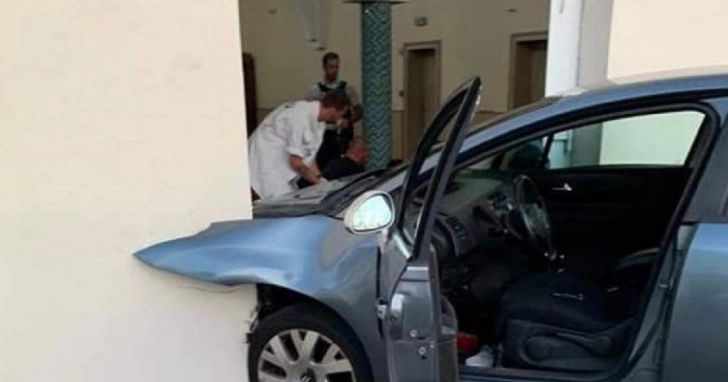 Водитель протаранил дверь мечети во Франции