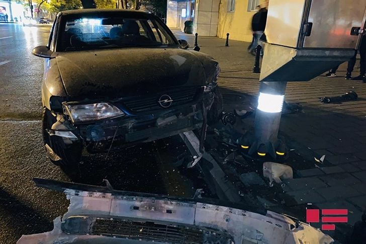 В Баку автомобиль врезался в столб, есть пострадавший –ФОТО