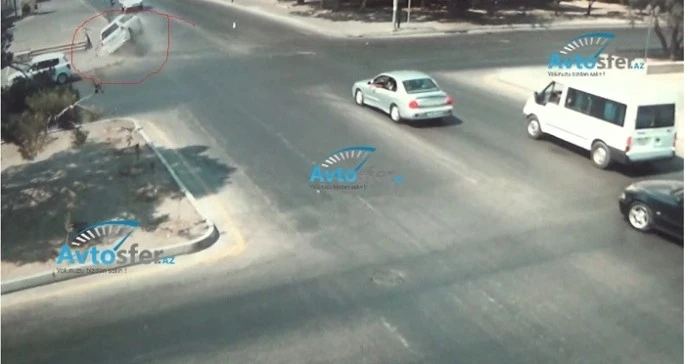 Жуткое ДТП в Баку: проскочивший на красный свет внедорожник столкнулся с хэтчбеком и перевернулся - ВИДЕО