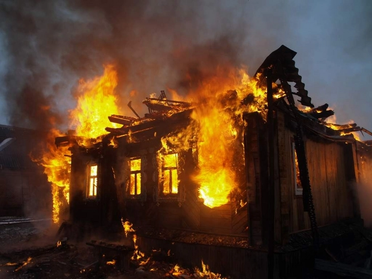 В Баку при пожаре в доме погибла 11-летняя девочка