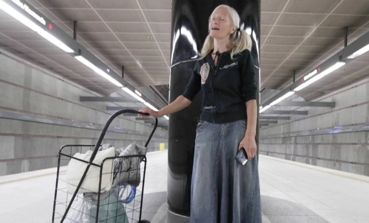 В США полицейские сняли видео, как бездомная иммигрантка из России поет в метро - ФОТО/ВИДЕО