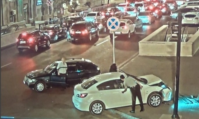 В Баку женщина устроила ДТП и снесла дорожный указатель - ВИДЕО