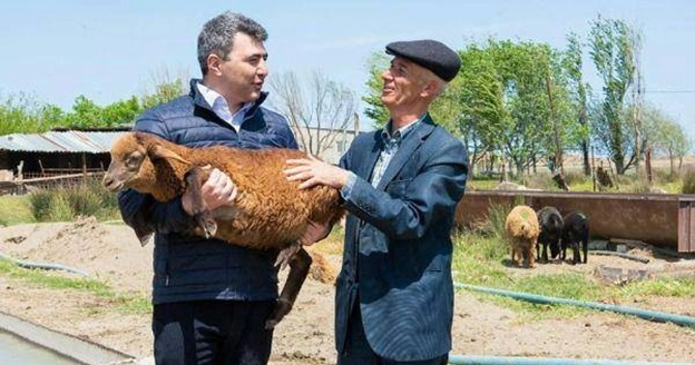 Министр сельского хозяйства Инам Керимов взял с собой во Францию фермера интернет-феномена - ФОТО