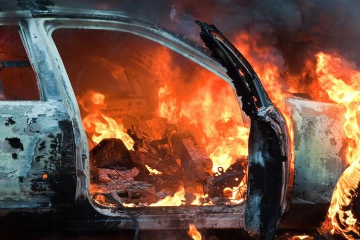В Мингячевире загорелся автомобиль, попавший в аварию