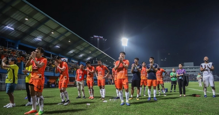 В чемпионате Таиланда забили гол эффектным двойным ударом через себя – ВИДЕО