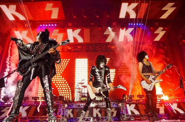 Группа Kiss сыграет концерт для акул в Индийском океане