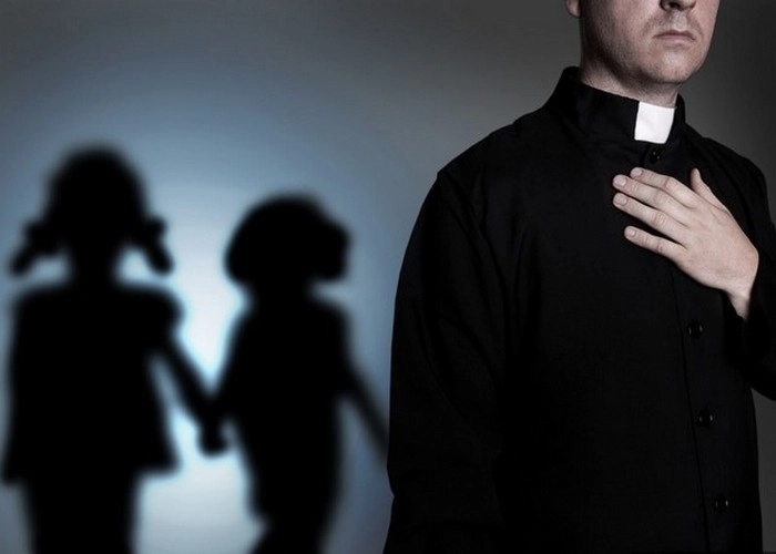 В США сотни обвиненных в насилии экс-священников продолжают работать с детьми