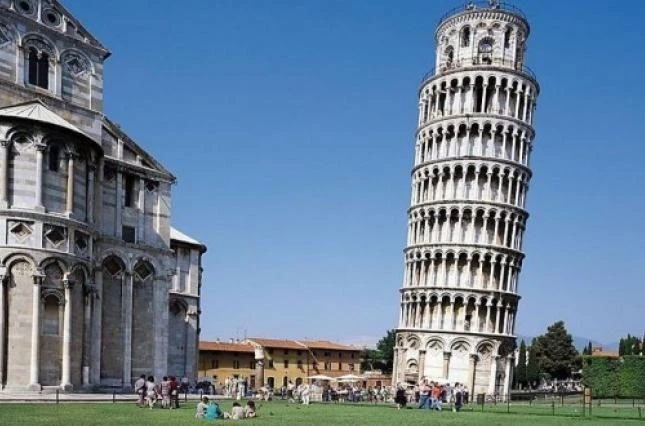 Двух туристов задержали в Италии за вандализм на Пизанской башне