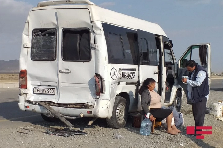 В Гаджигабуле микроавтобус столкнулся с грузовиком, есть пострадавшие – ФОТО
