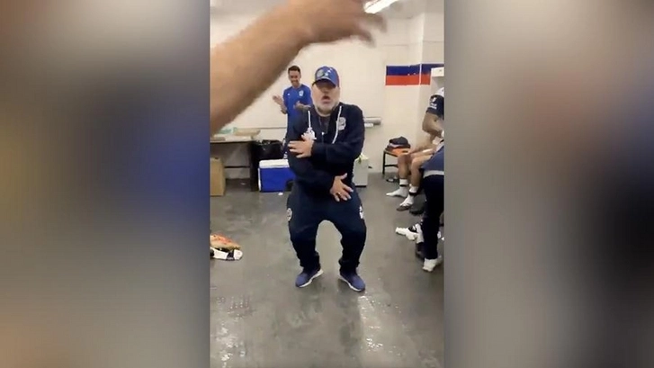 Опубликовано видео зажигательного танца Марадоны после победы своего клуба – ВИДЕО