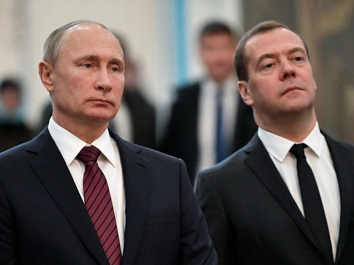Путин повысил зарплату себе и Медведеву