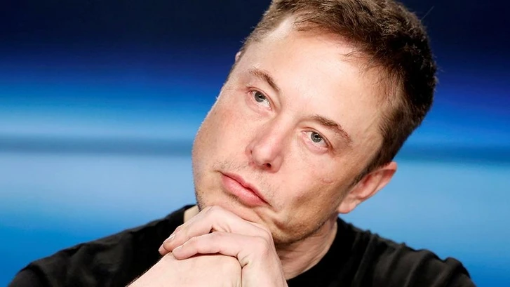 Илон Маск решил продавать Tesla с помощью пукания и крика козла