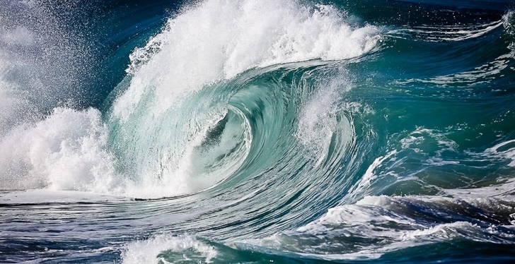 Высота волн в Каспийском море достигла 2,8 метра