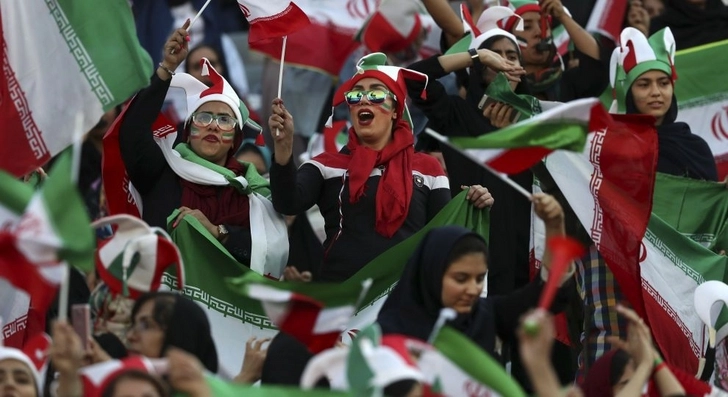 Иранских женщин пустили на футбольный матч – ВИДЕО