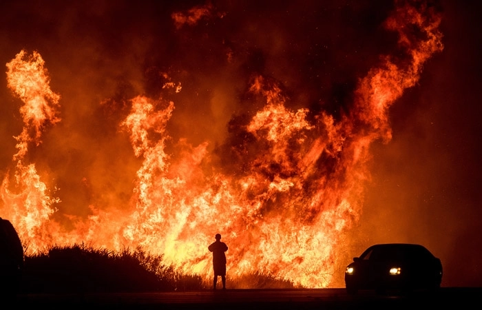 Масштабный пожар поглотил окрестности Лос-Анджелеса - ВИДЕО