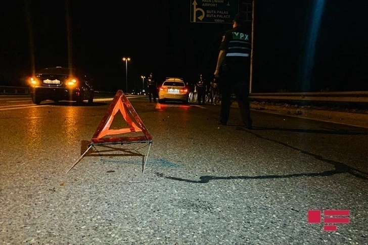 В ДТП в Баку пострадали пять человек, трое из которых дети