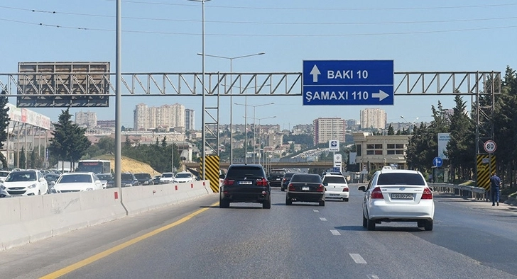 Движение автомобилей на трассе Баку-Сумгайыт частично ограничено
