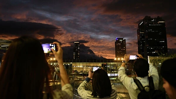 Японцев напугало ярко-фиолетовое небо перед мощным тайфуном - ФОТО