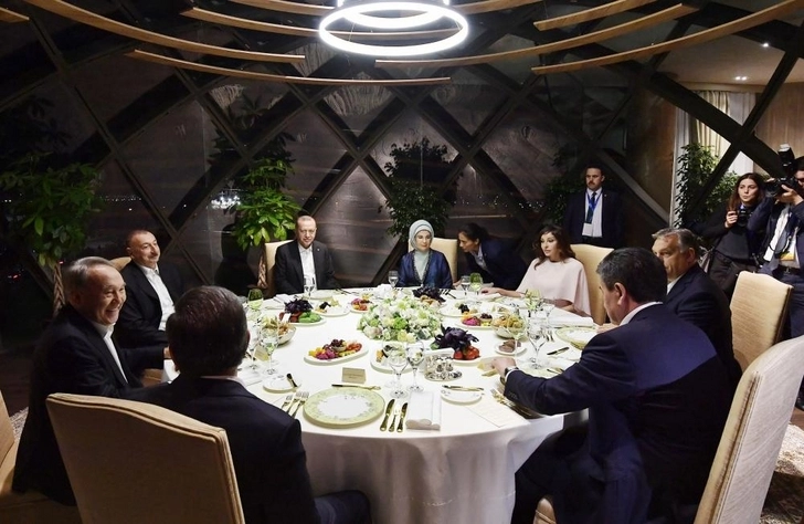 Ильхам Алиев и Мехрибан Алиева на совместном ужине с главами государств и правительств – ФОТО
