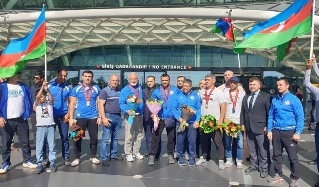 Завоевавшие 7 медалей мастера дзюдо вернулись на Родину - ВИДЕО