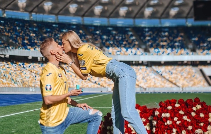 Неисправимый романтик Зинченко сделал предложение своей девушке Владе на стадионе - ФОТО