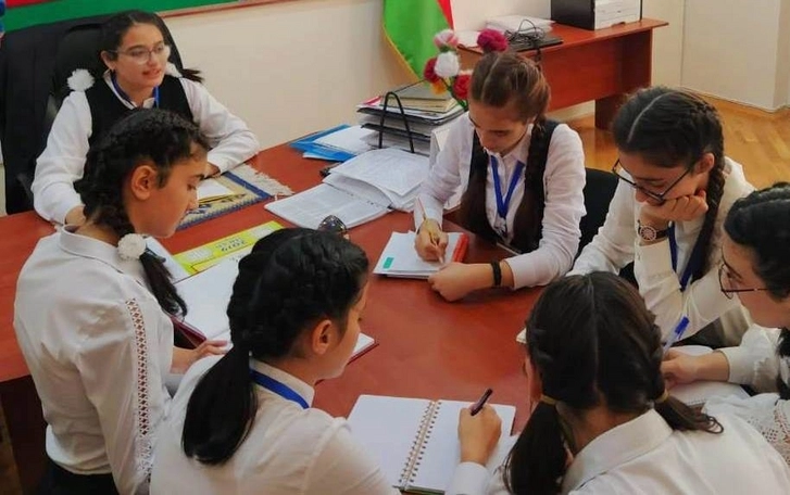 Этой бакинской школой управляют школьники