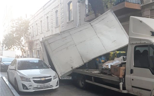 В Баку малогабаритный грузовик врезался в дерево - ФОТО
