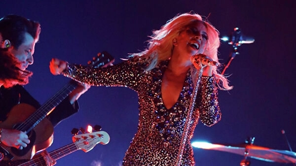 Леди Гага упала со сцены, когда исполняла откровенный танец с поклонником