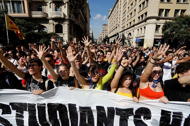 В Барселоне десятки тысяч манифестантов протестуют возле управления полиции