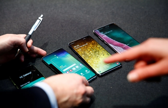 Samsung признала, что смартфон Galaxy S10 можно разблокировать любым отпечатком пальца