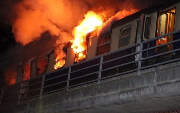 Поезд с футбольными фанатами загорелся в Берлине - ВИДЕО