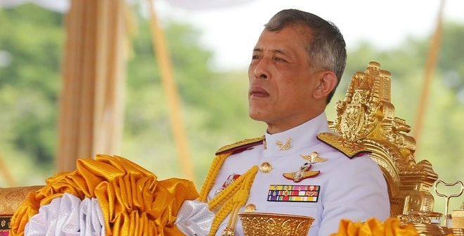 Король Таиланда лишил cупругу звания и титулов за нелояльность – ФОТО