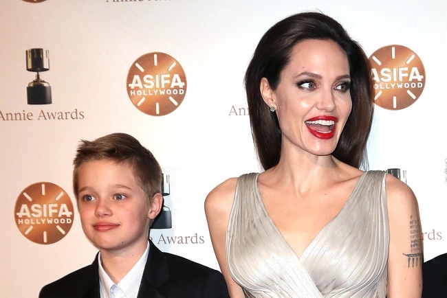 Анджелина Джоли запретила дочери общаться с Брэдом Питтом