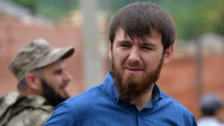 Чеченский телеканал показал, как бывший мэр Грозного бьет женщин электрошокером - ВИДЕО