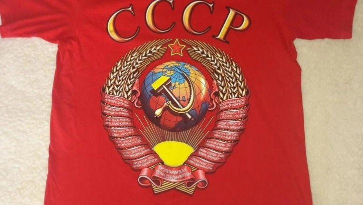 Украинцу вынесли приговор за ношение футболки с гербом СССР