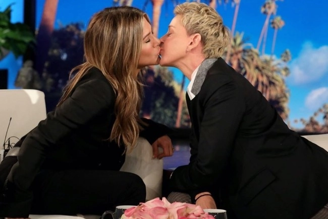 Дженнифер Энистон в прямом эфире поцеловалась в губы с известной ведущей – ВИДЕО